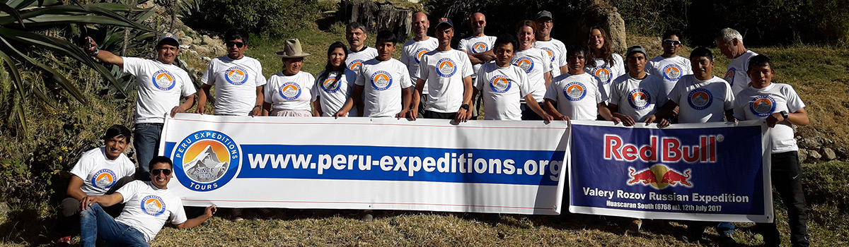Juventino Albino Caldua (Guía de montaña certificado IVBV - UIAGM - IFMGA) and peruvian team